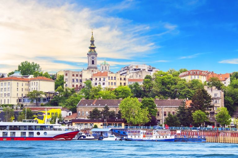 Vista do rio Danúbio e da cidade de Belgrado com a Catedral de São Miguel ao fundo – Circuito Belgrado Split