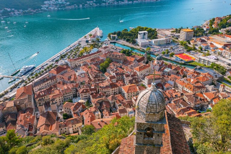 Vista panorâmica de Kotor com a cidade antiga e a Baía de Kotor, Montenegro – Circuito Belgrado Dubrovnik