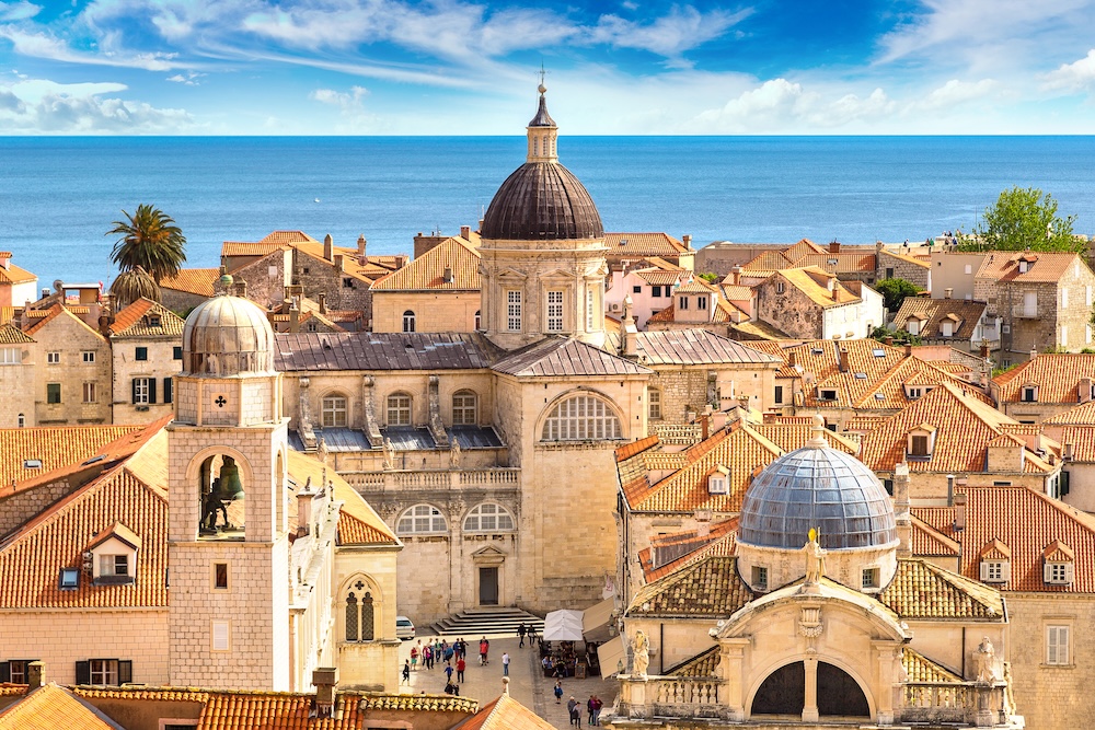 Catedral de Dubrovnik e telhados da cidade antiga com o mar Adriático ao fundo, Croácia – Circuito Croácia e Eslovênia